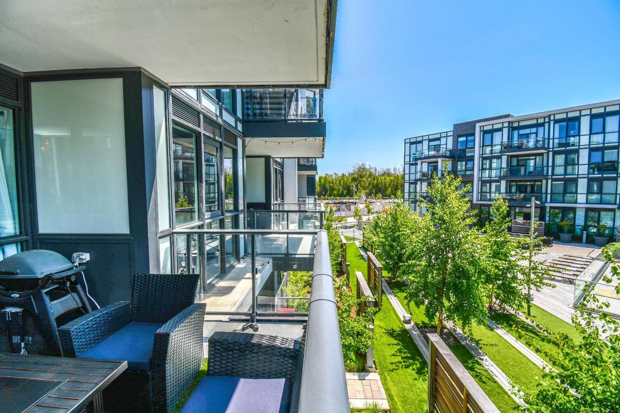 Pet Friendly Condos At Friday Harbour Innisfil Екстериор снимка